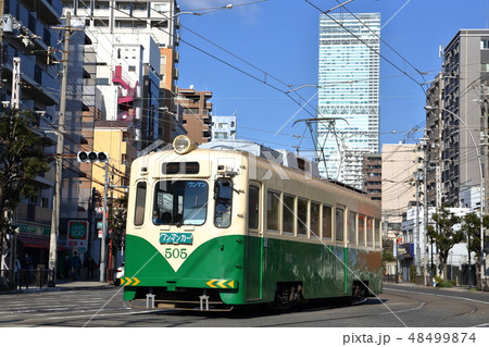 阪堺電車とあべのハルカス 大阪の街並みを走る阪堺電車の路面電車 阪堺電車とあべのハルカス 大阪の街並みを走る阪堺電車の路面電車 48499874