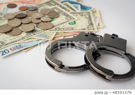 金融犯罪　外貨　手錠　違法行為　犯罪　税逃れ　所得隠し　犯罪収益 48501376