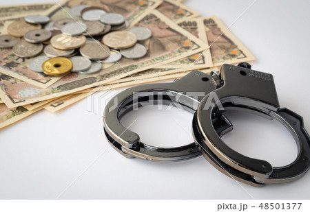 金融犯罪　手錠　違法行為　犯罪　税逃れ　所得隠し　犯罪収益 48501377