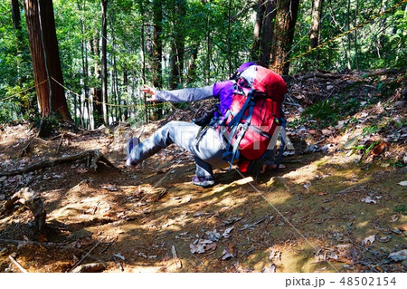 登山道での転倒 48502154