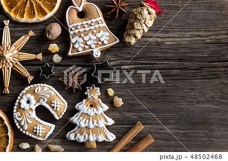 Christmas background with gingerbread cookies 48502468