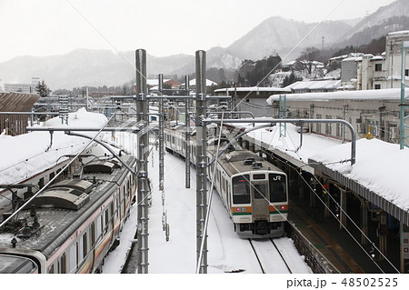 冬の水上駅を発車する上越線211系 48502525