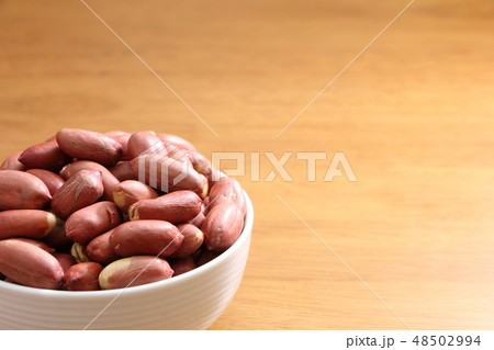 山盛りの薄皮付きピーナッツ。 48502994