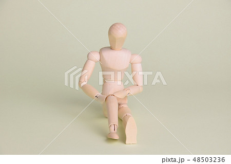 膝痛の木製人形 48503236