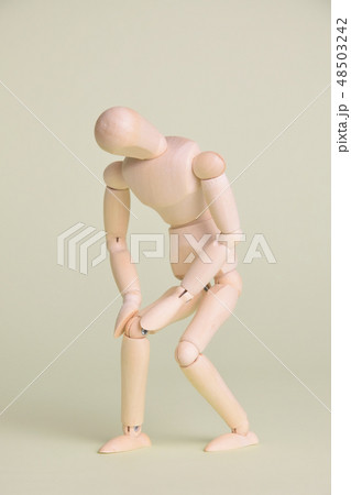 膝痛の木製人形 48503242