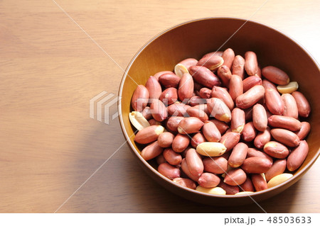 薄皮付きのピーナッツ。 48503633