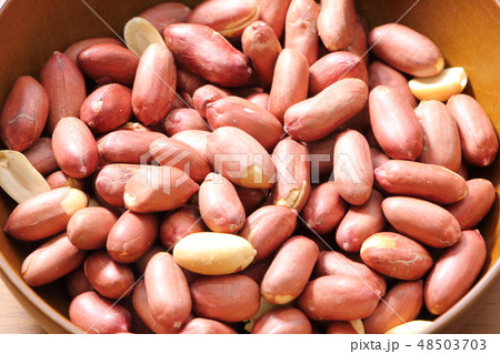 薄皮付きのピーナッツ。 48503703