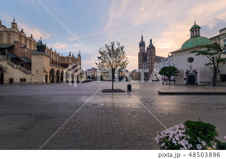 Krakow rynek glowny in the early morning. Krakow rynek glowny in the early morning. 48503896