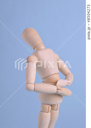 腰が痛い木製人形 48504273