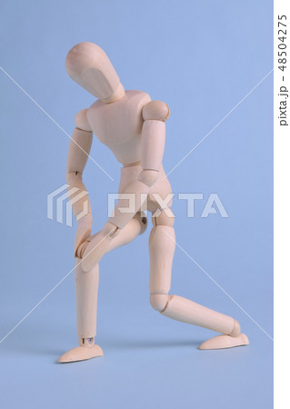 膝が痛い木製人形 48504275