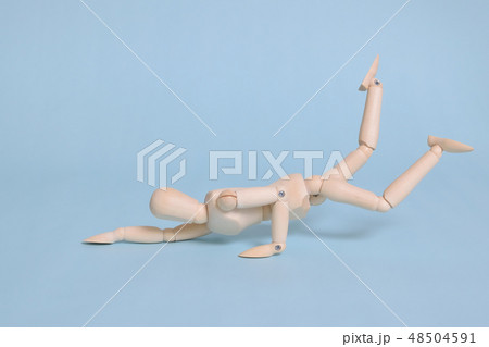 派手に転んだ木製人形 派手に転んだ木製人形 48504591