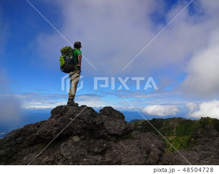 登山 景色を眺める姿(韓国岳) 登山 景色を眺める姿(韓国岳) 48504728