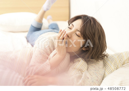 若い女性　リラックス　ライフスタイル　休日　ほおづえ 48508772