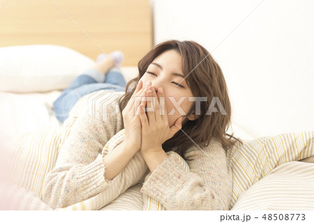 若い女性 リラックス ライフスタイル 休日 ほおづえ 若い女性 リラックス ライフスタイル 休日 ほおづえ 48508773