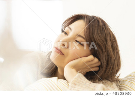 若い女性 リラックス ライフスタイル 休日 ほおづえ 若い女性 リラックス ライフスタイル 休日 ほおづえ 48508930