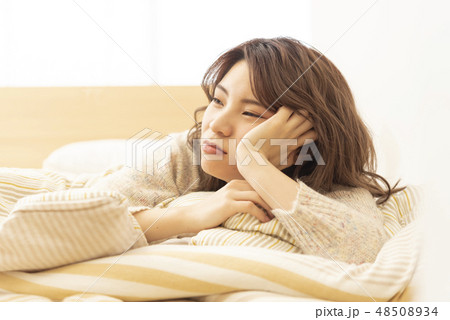 若い女性 リラックス ライフスタイル 休日 ほおづえ 若い女性 リラックス ライフスタイル 休日 ほおづえ 48508934