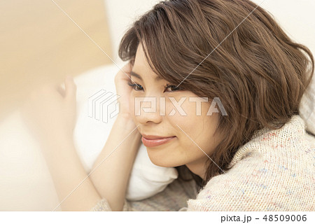 若い女性 リラックス ライフスタイル 休日 ほおづえ 若い女性 リラックス ライフスタイル 休日 ほおづえ 48509006