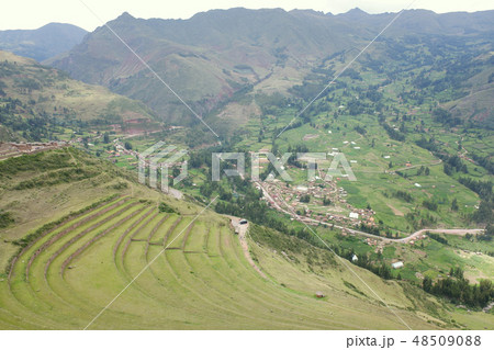 ペルー　ピサック　遺跡からピサック村を望む 48509088
