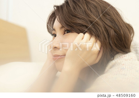 若い女性 リラックス ライフスタイル 休日 ほおづえ 若い女性 リラックス ライフスタイル 休日 ほおづえ 48509160