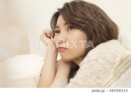 若い女性 リラックス ライフスタイル 休日 ほおづえ 若い女性 リラックス ライフスタイル 休日 ほおづえ 48509314