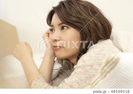 若い女性　リラックス　ライフスタイル　休日　ほおづえ 48509316