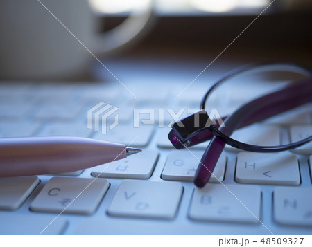 ビジネスイメージ・メガネ・キーボード・カフェ・女性 48509327