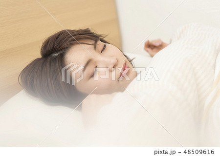 睡眠 若い女性 朝 眠る リラックス 睡眠 若い女性 朝 眠る リラックス 48509616