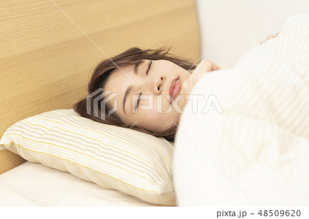 睡眠　若い女性　朝　眠る　リラックス 48509620