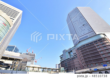 JR大阪駅前風景　（左）JR大阪駅　（右）阪急百貨店 48510738