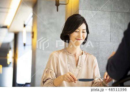 お酒と食事を楽しむミドル夫婦 48511396