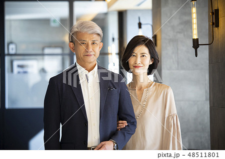 デートを楽しむミドル夫婦 48511801