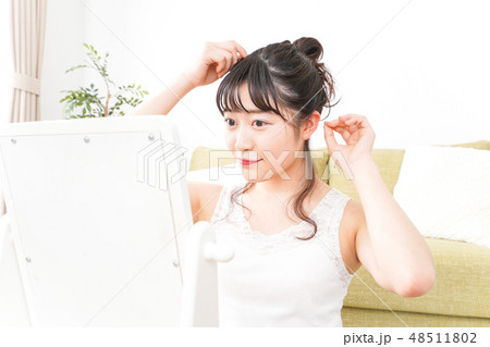 笑顔の若い女性 笑顔の若い女性 48511802