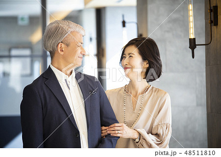 デートを楽しむミドル夫婦 48511810