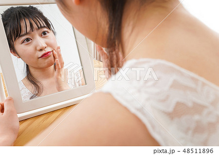 笑顔の若い女性 笑顔の若い女性 48511896