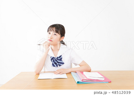 笑顔の若い女性 笑顔の若い女性 48512039