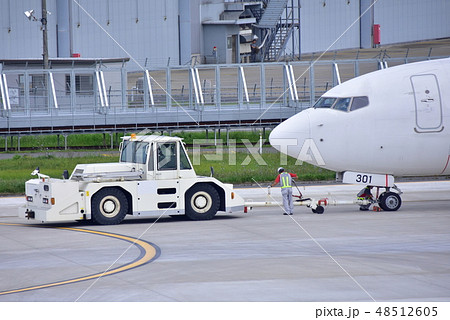 出発する旅客機 出発する旅客機 48512605