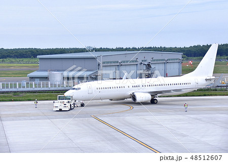 出発する旅客機 出発する旅客機 48512607