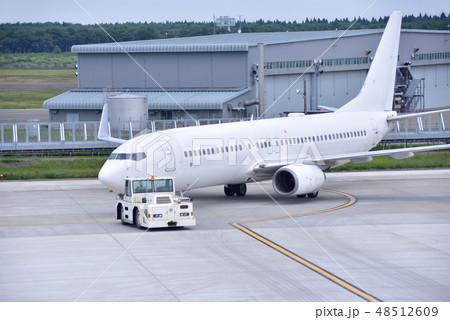 出発する旅客機 48512609