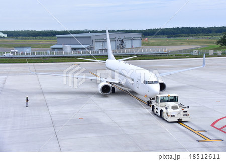 出発する旅客機 48512611