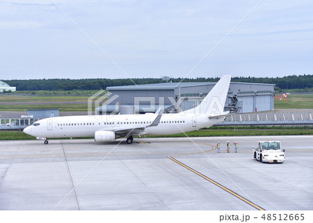 見送りするライン整備士 48512665