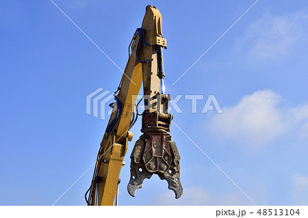 解体工事で活躍する解体機 48513104