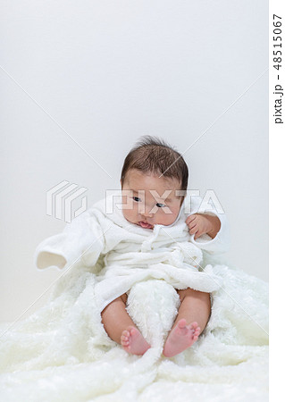 バスローブ姿の生後3ヵ月の赤ちゃん バスローブ姿の生後3ヵ月の赤ちゃん 48515067