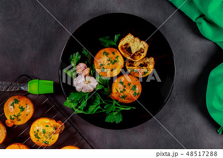 Buns of puff pastry with mushrooms and garlic  48517288