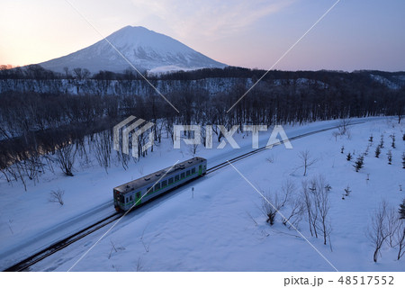 早春の北海道ニセコ町で夜明けの羊蹄山(蝦夷富士)と各駅停車の列車の風景を撮影 早春の北海道ニセコ町で夜明けの羊蹄山(蝦夷富士)と各駅停車の列車の風景を撮影 48517552