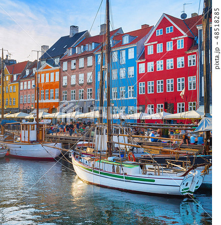 Sunset Nyhavn embankment with boats Sunset Nyhavn embankment with boats 48518285