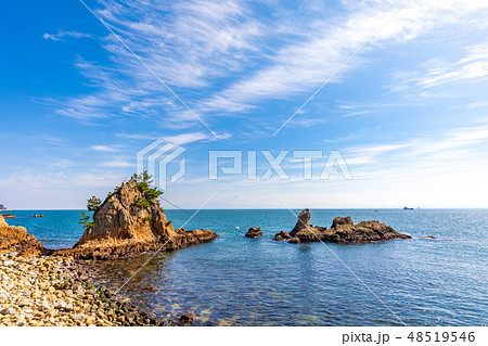 美保関町　男女岩(めおといわ)  　海越しの大山 48519546