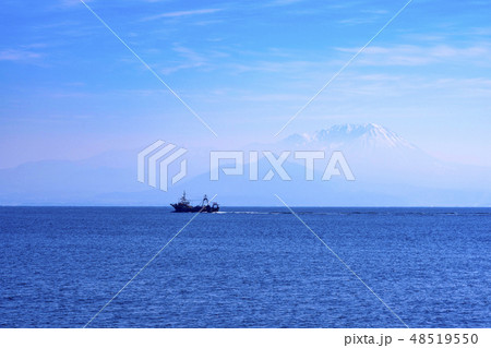 海越しに見る名峰・大山 48519550