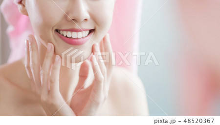 woman look her teeth 48520367