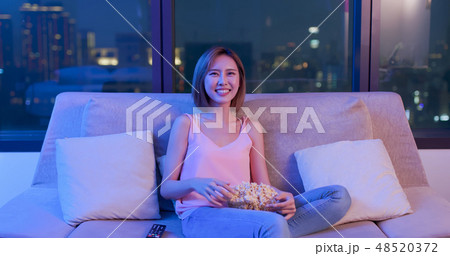 woman watch comedy with popcorn 48520372