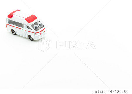 目玉シール付き救急車:wiggly-eyed ambulance 48520390